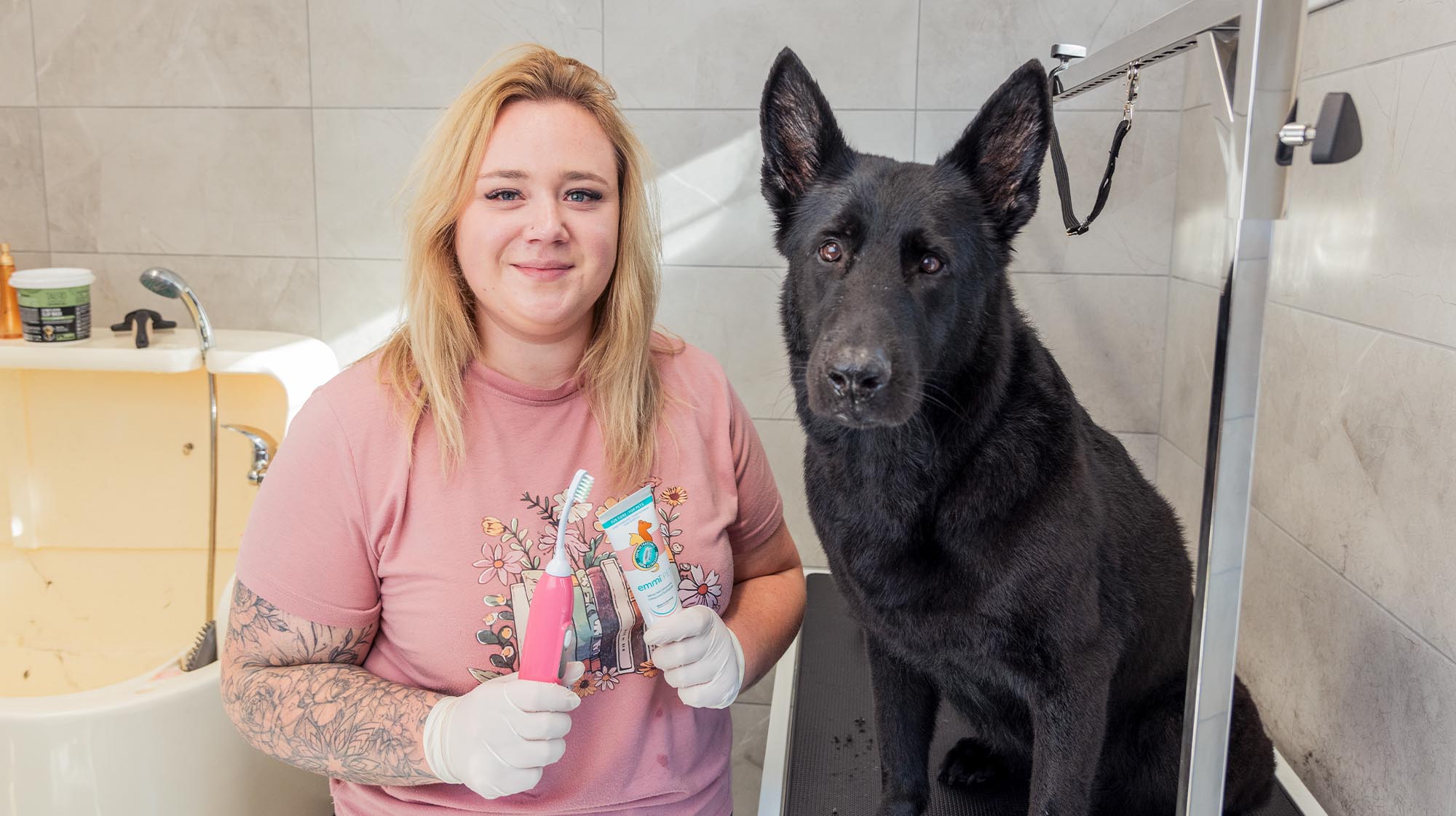 Majitelka salonu se psem při dentální hygieně